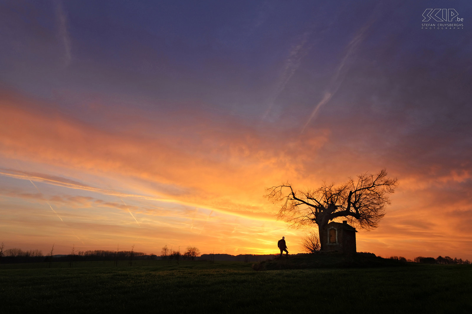 Sint-Pieters-Rode - Sunrise at Saint Joseph chapel The small chapel of Saint Joseph is located in a field under an old lime tree nearby the castle of Horst. It has been built in the beginning of the 19th century.<br />
 Stefan Cruysberghs